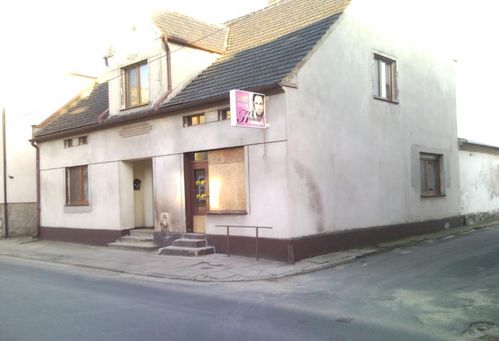 Uderzył w znak i budynek