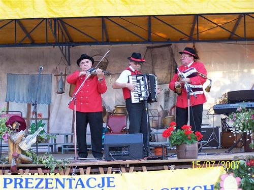  VI PREZENTACJE ZESPOŁÓW LUDOWYCH