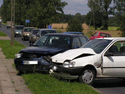 Czołówka forda z volkswagenem - zdjęcia