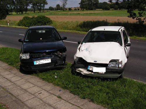 Czołówka forda z volkswagenem - zdjęcia