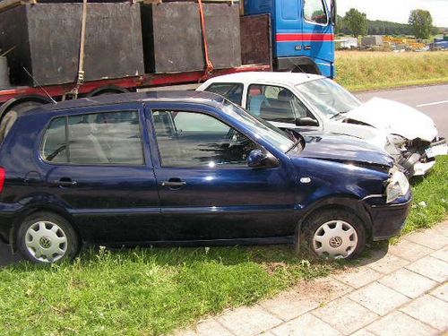 Czołówka forda z volkswagenem - zdjęcia