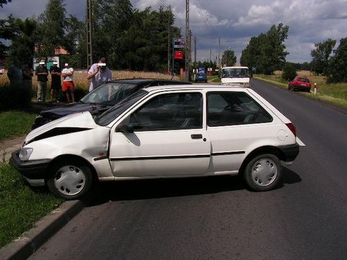 Czołówka forda z volkswagenem - zdjęcia