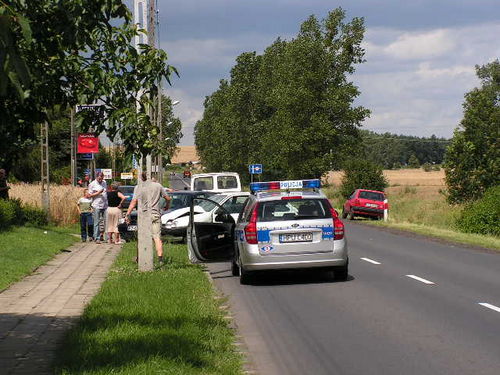 Czołówka forda z volkswagenem - zdjęcia