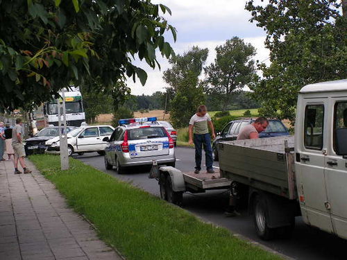 Czołówka forda z volkswagenem - zdjęcia