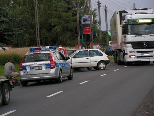 Czołówka forda z volkswagenem - zdjęcia