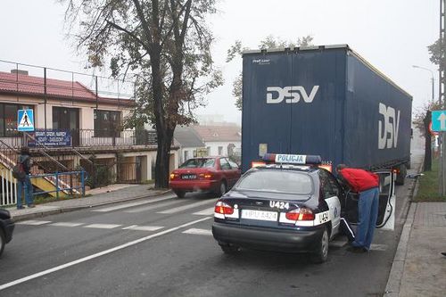 TIR wjechał w toyotę - zdjęcia
