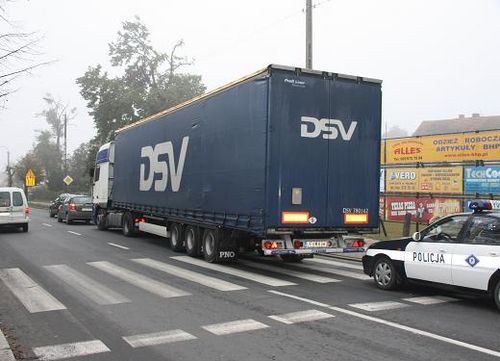 TIR wjechał w toyotę - zdjęcia