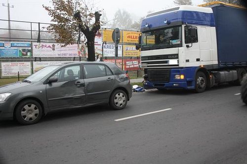 TIR wjechał w toyotę - zdjęcia