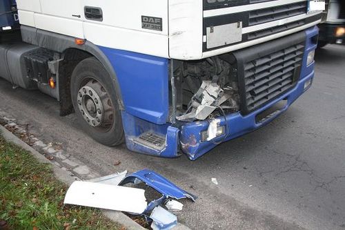 TIR wjechał w toyotę - zdjęcia
