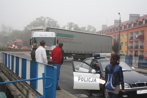 TIR wjechał w toyotę - zdjęcia