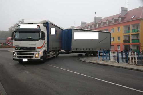TIR wjechał w toyotę - zdjęcia