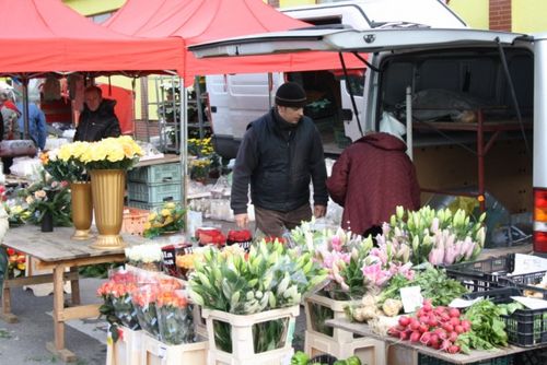 Tłoczno na targowisku - zdjęcia