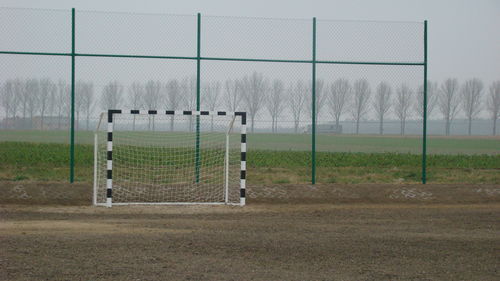 Bezużyteczne boisko - zdjęcia