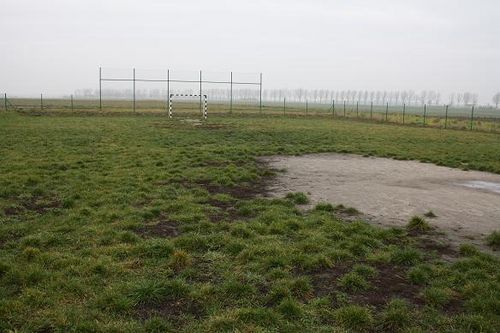 Bezużyteczne boisko - zdjęcia