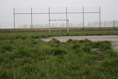 Bezużyteczne boisko - zdjęcia