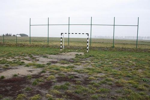 Bezużyteczne boisko - zdjęcia