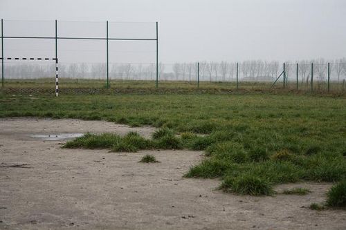 Bezużyteczne boisko - zdjęcia
