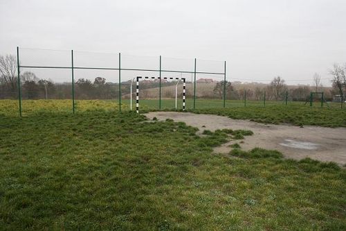 Bezużyteczne boisko - zdjęcia