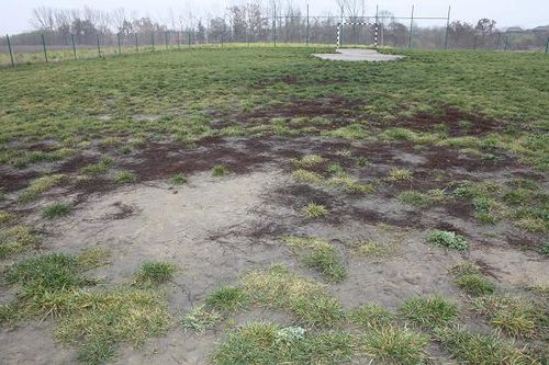 Bezużyteczne boisko - zdjęcia