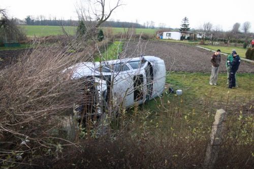 Vectra wjechała w ogródki - zdjęcia