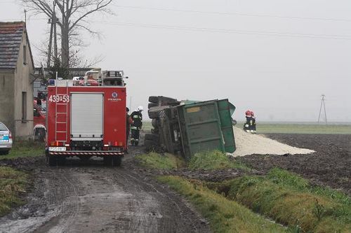 Ciężarówka wpadła do rowu - zdjęcia