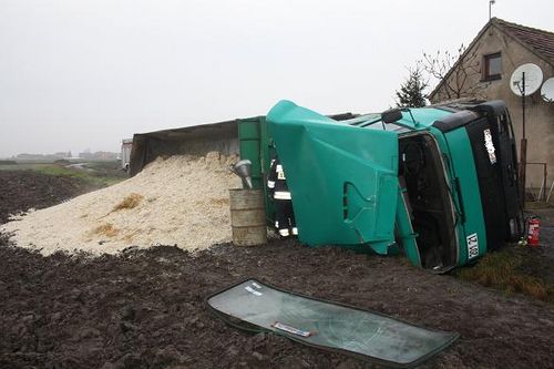 Ciężarówka wpadła do rowu - zdjęcia