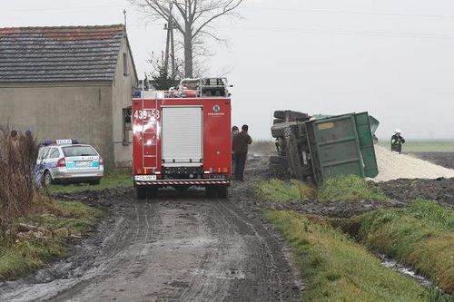Ciężarówka wpadła do rowu - zdjęcia