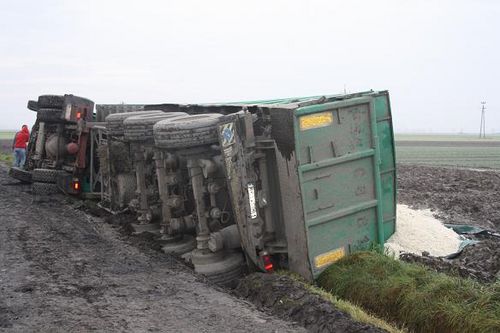 Ciężarówka wpadła do rowu - zdjęcia
