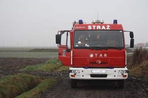 Ciężarówka wpadła do rowu - zdjęcia