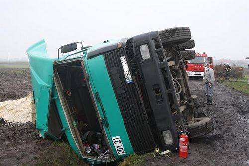 Ciężarówka wpadła do rowu - zdjęcia