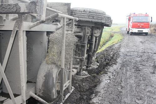 Ciężarówka wpadła do rowu - zdjęcia
