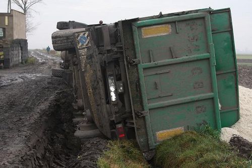 Ciężarówka wpadła do rowu - zdjęcia