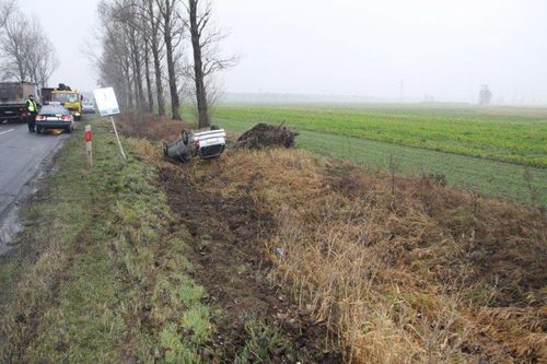 Dachowała w rowie - zdjęcia