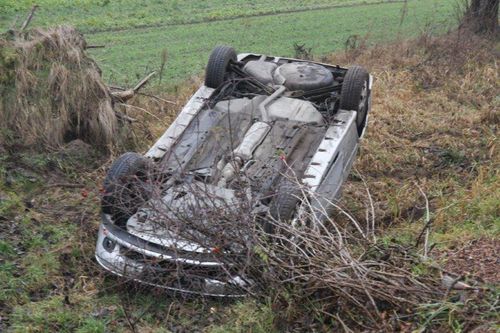 Dachowała w rowie - zdjęcia