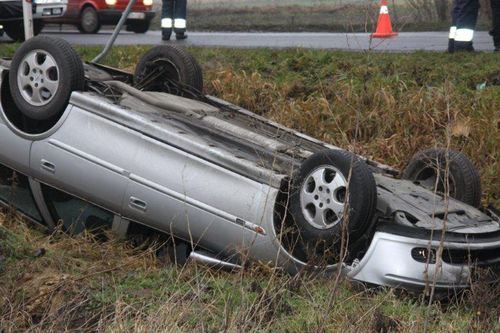 Dachowała w rowie - zdjęcia