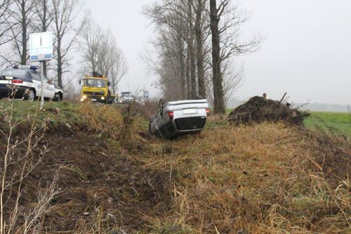Dachowała w rowie - zdjęcia