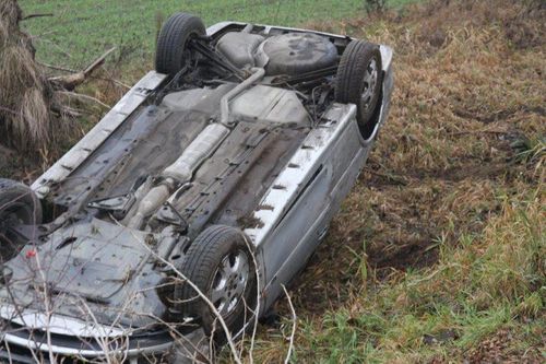 Dachowała w rowie - zdjęcia