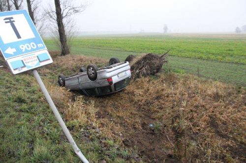 Dachowała w rowie - zdjęcia
