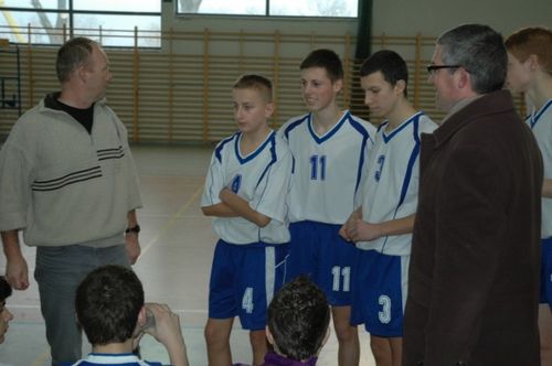 Seniorzy przegrywają, młodzicy w kratkę (galeria)