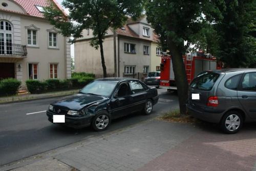 Zasnął za kierownicą - zdjęcia