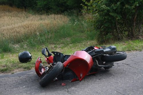 Motorowerzysta trafił do szpitala - zdjęcia
