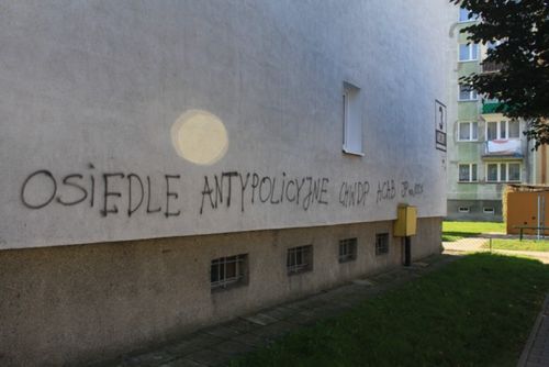 Wandale oszpecili bloki - zdjęcia