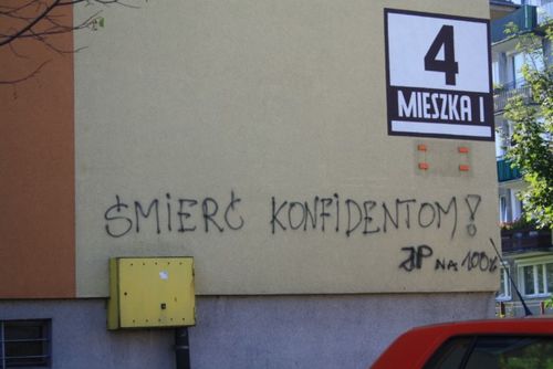 Wandale oszpecili bloki - zdjęcia