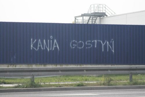 Wandale oszpecili bloki - zdjęcia