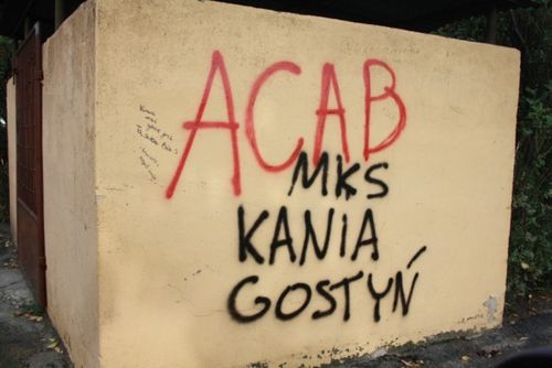 Wandale oszpecili bloki - zdjęcia