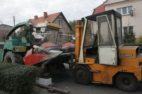 Uszkodzony kombajn utrudniał  ruch - zdjęcia