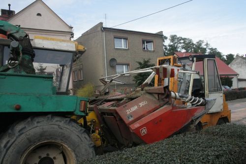 Uszkodzony kombajn utrudniał  ruch - zdjęcia