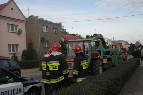 Uszkodzony kombajn utrudniał  ruch - zdjęcia