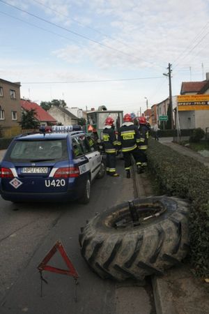 Uszkodzony kombajn utrudniał  ruch - zdjęcia