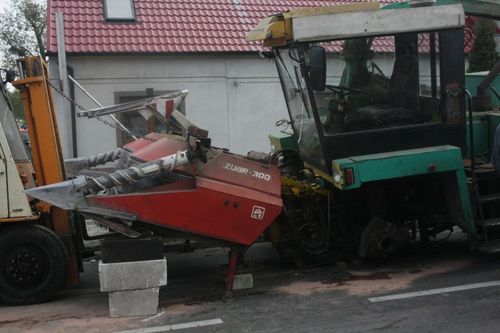 Uszkodzony kombajn utrudniał  ruch - zdjęcia